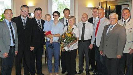 Groß war die Gratulantenschar beim 70. Geburtstag des Kulmbacher VdK-Kreisvorsitzenden Klaus Nenninger. Unser Blick zeigt Klaus Nenninger (Bildmitte) zusammen mit Ehefrau Vera im Kreis der Familie und Gäste. Foto: Klaus-Peter Wulf