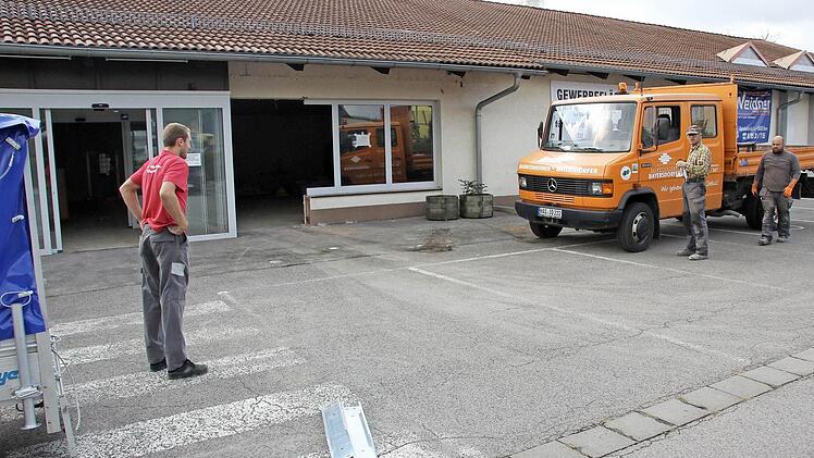 Baufirma und Elektriker sind seit Mittwoch eifrig am Arbeiten. Fotos: Ralf Kestel