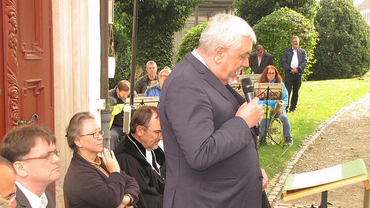 Oberbürgermeister Norbert Tessmer bei seinem Grußwort. Dahinter sitzen von links: dekan Roland Huth (teilweise sichtbar), Pastor Sebastian Thierfelder, Rabbinerin Dr. Antje Yael Deusel und Dekan Andreas Kleefeld. Foto: Martin Koch