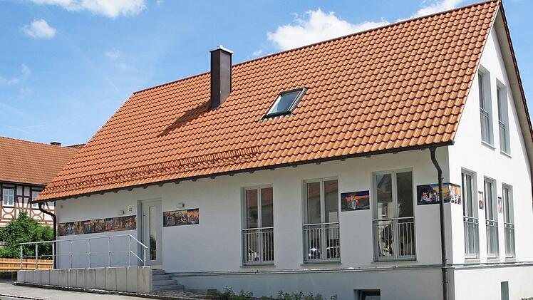 Freundlich, umfangen mit Kunstwerken, präsentiert sich das neue Gemeindehaus der evangelischen Kirche Memmelsdorf den Besuchern des Einweihungstages am kommenden Sonntag.  Foto: Sonja von Aschen