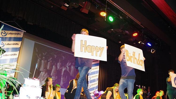 Die Tanzgruppe der Heilp&auml;dagogischen Tagesst&auml;tte tanzte zum Lied "Good luck, happy birthday".Veronika Schadeck