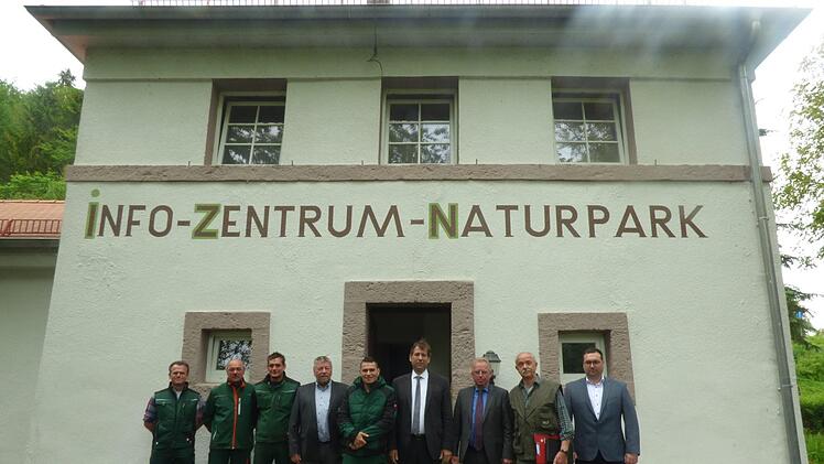 Dieser Teil  des Muggendorfer Bahnhofs, der früher Wohnung war, wird zum  Rangerstützpunkt des Naturparks Fränkische Schweiz/Frankenjura  umgebaut. Auf dem  Bild auch die vier Arbeiter des Naturpark-Arbeitstrupps, die Renovierungsarbeiten durchführen  werden (v. l.): Manfred Späthling, Werner Linke, Maximilian Dümler,  Geschäftsführer Wolfgang Geißner, Adrian Novotni, Landrat Hermann Ulm.  Bürgermeister Helmut Taut, Bauleiter Dieter Preu und stellvertretender  Geschäftsführer Christoph Hurnik...
