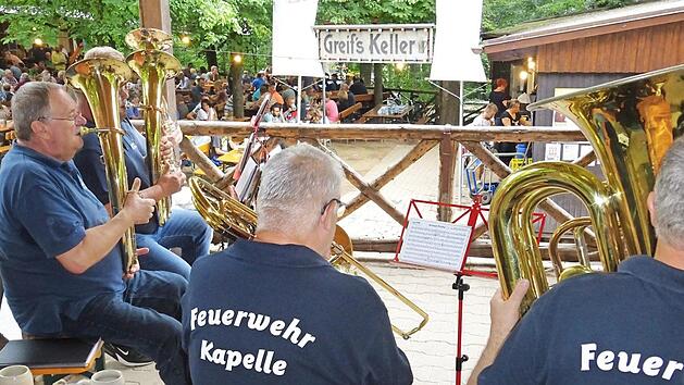 Die Feuerwehrkapelle sorgte f&uuml;r den musikalischen Rahmen beim Kellerfest, das die Feuerwehr zusammen mit dem THW ausrichtet. Foto: privat