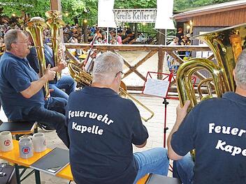 Die Feuerwehrkapelle sorgte f&uuml;r den musikalischen Rahmen beim Kellerfest, das die Feuerwehr zusammen mit dem THW ausrichtet. Foto: privat