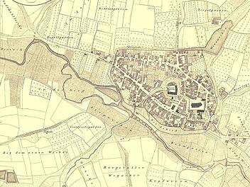 Diese Flurkarte aus dem Jahr 1826 lässt erahnen, wie schon das mittelalterliche Herzogenaurach im Kern ausgesehen haben könnte. Verzeichnet sind das Schloss respektive die Burg (Landgericht) und etwas abseits die Pfarrkirche (rechts). Rund um die Obere Badgasse (heute Hauptstraße) dürfte sich eine erste Kernsiedlung gebildet haben, freilich nicht so angeordnet wie auf dem Kataster sechs Jahrhunderte später. Den Marktplatz gab's im Hochmittelalter eher noch nicht, wie der Archäologe Marco Gold...