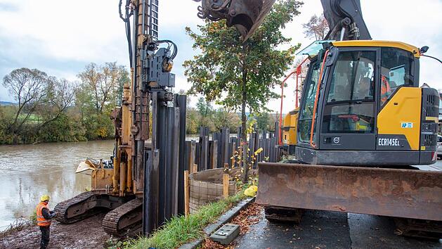 Mit schwerem Ger&auml;t werden die Spundw&auml;nde bis zu acht Meter tief im Boden versenkt. Fotos: Klaus Gagel