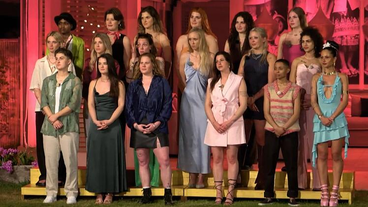 Eine der 18 Single-Frauen muss die Villa verlassen.