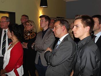 Am Sonntagabend bekamen Landratskandidaten und ihre Anhänger im Landratsamt noch kein Kreistagsergebnis präsentiert. Foto: Andreas Dorsch