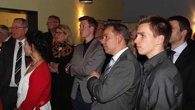 Am Sonntagabend bekamen Landratskandidaten und ihre Anhänger im Landratsamt noch kein Kreistagsergebnis präsentiert. Foto: Andreas Dorsch
