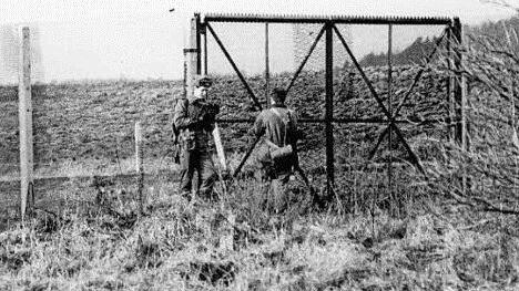 So sah's bis zum 9. November an der innerdeutschen Grenze bei Maroldsweisach aus: Vopos am Grenztor. Archivfotos: G. Geiling/R.Kestel