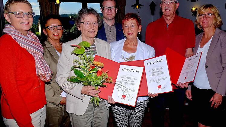 Ehrungen für 50- und 40-jährige Mitgliedschaften gab es beim SPD-Ortsverein Hammelburg (von links): MdB Sabine Dittmar, Ingeborg Drignat (40), Waltraud Herrman (50), Vorsitzender Norbert Schaub, Ingrid Scherpf (40), Georg Väth (40) und 3. Bürgermeisterin Rita Schaupp.  Foto: Gerd Schaar