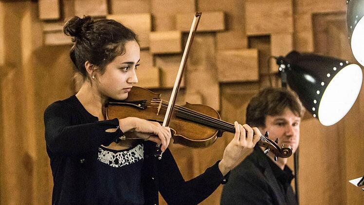 Impressionen vom Rathauskonzert in Neustadt mit Teilnehmern eines Meisterkurses für Violine:: Sara Mayer.Foto: Jochen Berger