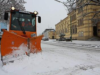 Hans Schulz räumt die Gehwege am Kolpingsplatz in Forchheim frei.  Fotos: Barbara Herbst