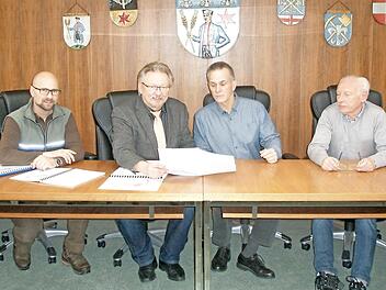 Bei der Unterzeichnung des neuen Dienstvertrages (von links): Armin Hanke (Revierleiter), Bürgermeister Hans Pietz, Dirk Lüder (Bereichsleiter Forsten, AELF) und Kämmerer Heinrich Grebner.  Foto: K.- H. Hofmann