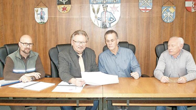 Bei der Unterzeichnung des neuen Dienstvertrages (von links): Armin Hanke (Revierleiter), Bürgermeister Hans Pietz, Dirk Lüder (Bereichsleiter Forsten, AELF) und Kämmerer Heinrich Grebner.  Foto: K.- H. Hofmann