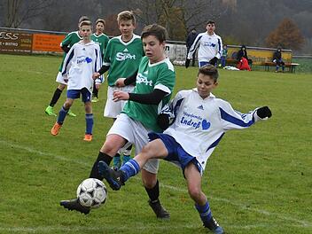 Trotz einer 3:0-Führung steckt die SG Steinach mit Simon Koch (rechts) gegen die SG Ramsthal mit Lars Kaiser nicht auf und kämpft sich noch einmal heran. Am Ende reicht es aber nicht für einen Punkt.Hopf