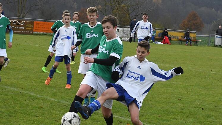 Trotz einer 3:0-Führung steckt die SG Steinach mit Simon Koch (rechts) gegen die SG Ramsthal mit Lars Kaiser nicht auf und kämpft sich noch einmal heran. Am Ende reicht es aber nicht für einen Punkt.Hopf