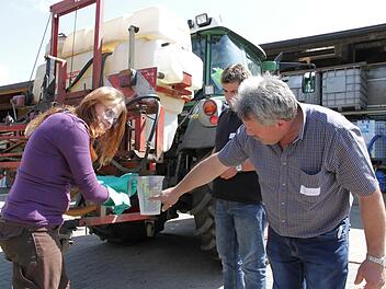 Katharina Helmrich erklärt den beiden Prüfern, den Landwirtschaftsmeistern Ludwig Thiem (vorne) und Alexander Sponsel, was alles beim Ausbringen von Pflanzenschutzmitteln mit der Spritze zu beachten ist.  Foto: Mathias Erlwein