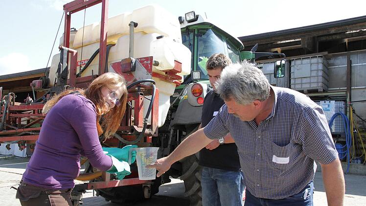 Katharina Helmrich erklärt den beiden Prüfern, den Landwirtschaftsmeistern Ludwig Thiem (vorne) und Alexander Sponsel, was alles beim Ausbringen von Pflanzenschutzmitteln mit der Spritze zu beachten ist.  Foto: Mathias Erlwein