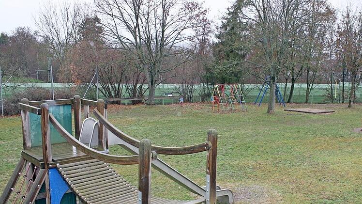 Auf vielen Spielplätzen der Kommune, wie hier an der Hochstadter Mühlteichstraße, müssen zahlreiche Spielgeräte abgebaut beziehungsweise repariert werden.  Foto: Werner Hauber
