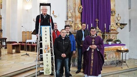 Die Kirchenverwaltung in Pretzfeld (von links): auf der Leiter (sein Abschiedsgeschenk) Otto Stenglein, Thomas Wild, Stefan Brütting, Martin Biersack, Steffen Lipfert und Florian Stark  Foto: Thomas Wolf