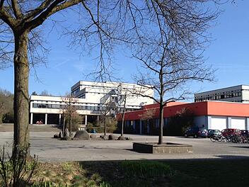 Das Gymnasium in Emil-von-Behring-Gymnasium in  Spardorf  soll abgerissen und durch einen  Neubau ersetzt werden. Foto: Landratsamt Erlangen-Höchstadt