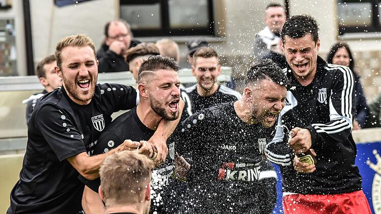 Sieg! Andr&eacute; Karmann, Kevin Steinmann, Dominik Schmitt und Markus Geier (von links) feiern den Klassenerhalt. Foto: Ryan Evans