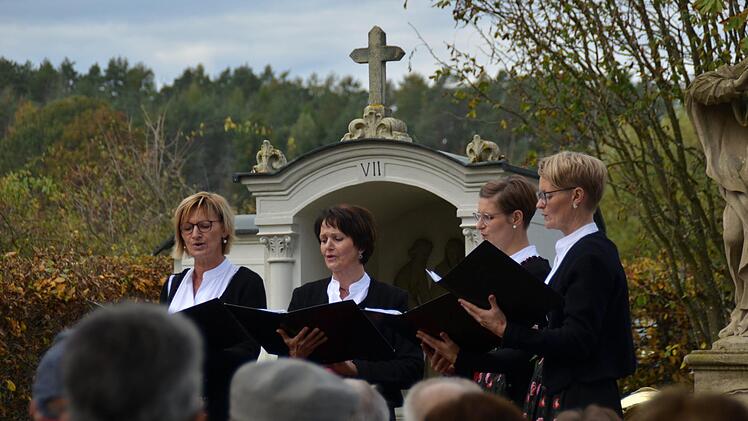 Die Musikgruppe "Kaufmannsware" trägt ein Marienlied A capella vor, ohne Instrumente.Kathrin Kupka-Hahn