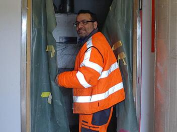 Wasserwart Cosimo Portarulo geht in Richtung Wasserkammern. Kammer 1 ist wieder in Betrieb, Kammer 2 noch. Foto: Stephanie Elm