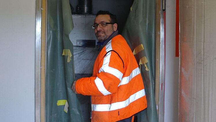 Wasserwart Cosimo Portarulo geht in Richtung Wasserkammern. Kammer 1 ist wieder in Betrieb, Kammer 2 noch. Foto: Stephanie Elm