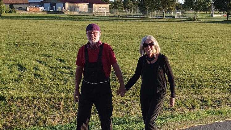 Bei  jedem Wetter sind Johanna Blum und ihr Mann Bernhard Blum täglich zu Fuß unterwegs. Mindestens 10 0000 Schritte legen sie dabei auf dem Spaziergang zurück.privat