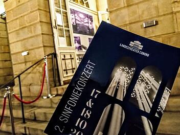 "Licht und Schatten" lautete das Motto beim 2. Sinfoniekonzert des Landestheaters Coburg. Das Philharmonische Orchester spielte unter der Leitung von Johannes Braun.Foto: Jochen Berger