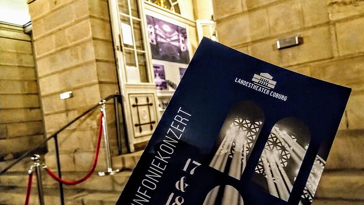 "Licht und Schatten" lautete das Motto beim 2. Sinfoniekonzert des Landestheaters Coburg. Das Philharmonische Orchester spielte unter der Leitung von Johannes Braun.Foto: Jochen Berger