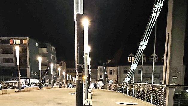 Abgerissene Plakate auf der Kettenbr&uuml;cke