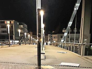 Abgerissene Plakate auf der Kettenbrücke