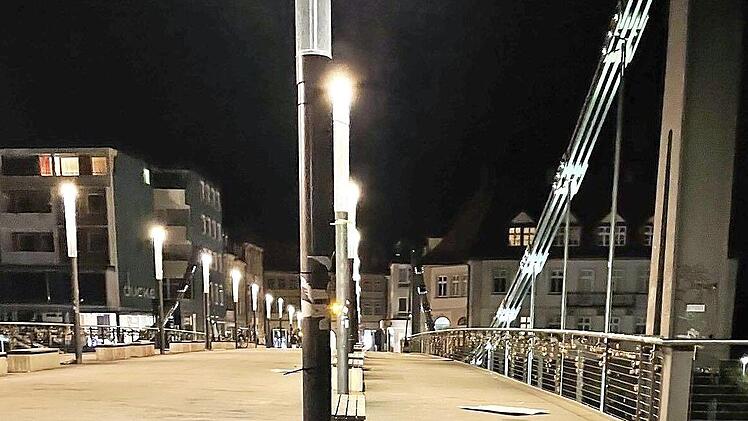 Abgerissene Plakate auf der Kettenbrücke