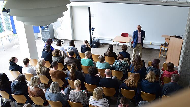 Kitzingen: "Kultureller H&ouml;hepunkt" in der Klinik - Sch&uuml;ler stellen ihre Kunstwerke aus