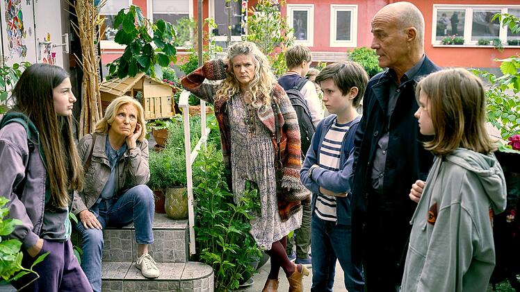 In "Enkel für Fortgeschrittene" übernimmt ein Rentner-Trio die Leitung eines "Schülerladens", um den Kids bei den Hausaufgaben zu helfen - da prallen natürlich Welten aufeinander.