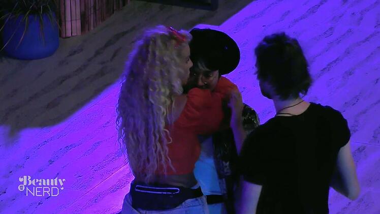 Es kriselt zwischen dem eigentlichen Traumpaar Julia und Hai. Dass der Nerd sich von Chanelle trösten lässt, passt seiner Beauty gar nicht.