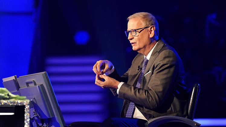 Günther Jauch gibt an mancher Stelle versteckte Hilfestellung.