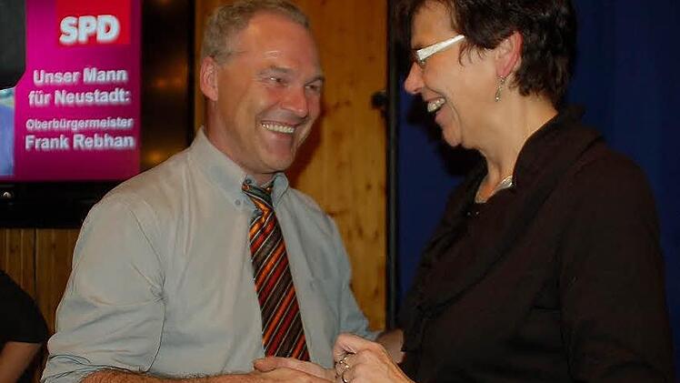 Strahlende Gesichter: Susann Biedefeld gratuliert  Frank Rebhan  zu dem 100-prozentigen Nominierungsergebnis  .