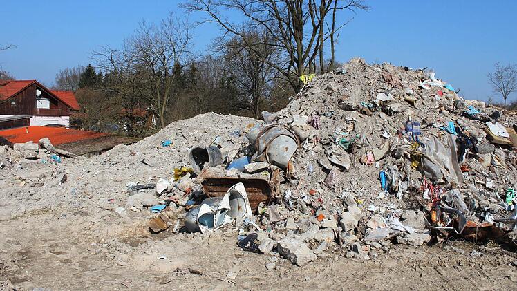 Seit Wochen liegt der ausgegrabene Müll auf dem Gelände am Galgenberg. Foto: Andreas Dorsch