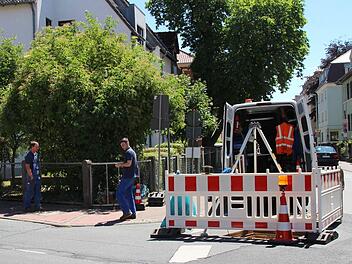 Seit Montag wird der bisher noch über einem Gartenzaun hängende Elektroanschluss für die Umwälzpumpe bei der Fernwärmeleitung wider unter die Erde verlegt. Fotos: ZAW/Helke Renner