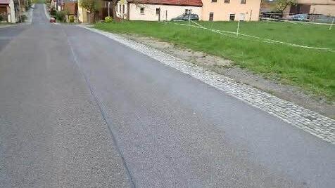 An manchen Stellen in dem Königsberger Stadtteil Hofstetten fehlen am Rand der Ortsdurchfahrtsstraße Gehstreifen. Die Bürger finden, dass dies besonders für Kinder eine große Gefahr darstellt. Foto: Gerold Snater