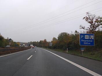 Statt des bisherigen Parkplatzes Regnitztal könnte an der A 73 bei Eggolsheim eine Tank- und Rastanlage entstehen. Fix ist aber noch nichts. Foto: rm