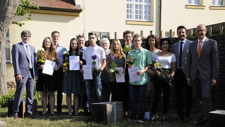 Lob, Urkunden und Pr&auml;sente gab es g bei der Ehrung im Landratsamt f&uuml;r die sechs Jugendlichen im Schulamtsbezirk Lichtenfels mit dem besten Qualifizierenden und Mittleren Schulabschluss. Es gratulierten (hinten v. r.) Landrat Christian Mei&szlig;ner, B&uuml;rgermeister Andreas H&uuml;gerich, Schulr&auml;tin Stefanie Mayr-Leidnecker, Schulamtsdirektor Norbert Hauck, Fred Wunder von der IHK, KHW-Gesch&auml;ftsstellenleiter Danny Dobmeier, Personalratsvorsitzender Bernhard Je&szlig;berger und HWK-Hauptgesch&auml;ftsf&uuml;hrer Thomas Kol...