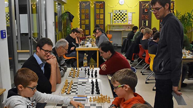 Spannende Partien gab es beim 14. "Thereser Schachpokal-Turnier" in Obertheres teil. Mit auf dem Bild ist (rechts, stehend) Michael Neuß vom SC Knetzgau, der das Hobbyturnier leitete. Foto: Ulrike Langer