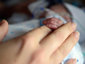 Eine 28-jährige Mutter und ihr neugeborenes Baby sind gestorben, nachdem sie ein Mittel aus einer Apotheke in Köln zu sich genommen haben. Symbolfoto: Britta Pedersen/dpa