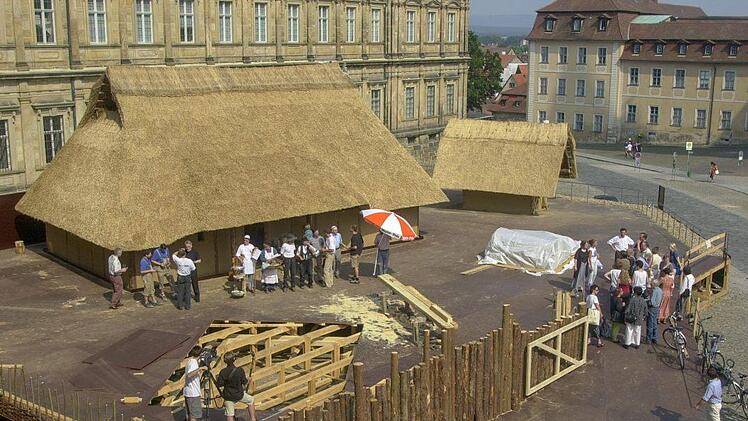 Zuletzt war Bamberg im Jahr 2002 Ausrichtungsort der bayerischen  Landesausstellung: Damals wurde zur Schau  "Kaiser Heinrich II."   ein  Museumsdorf  auf dem Domplatz aufgebaut,  das allerdings kurz vor Eröffnung in Flammen aufging.   Foto: Ronald Rinklef/Archiv