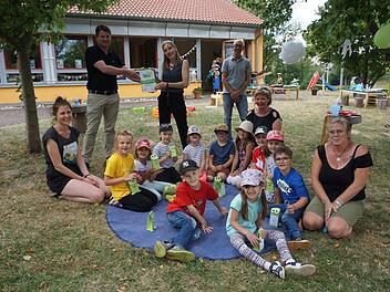 Die Zertifizierung "Haus der kleinen Forscher" für die Premicher Kindertageseinrichtung wurde übergeben (von links): Erzieherin Franziska Metz, Sandro Kirchner (MdL), Projektkoordinatorin der Region Mainfranken GmbH, Anne Weiß, Jochen Zehe (Baufirma Zehe und Vorsitzender des Trägervereins), Kindergartenleiterin Aileen Schöppner, Projektverantwortliche im Kindergarten Anita Walter. Foto: Marion Eckert